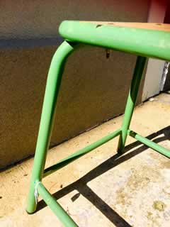 Tabouret industriel métal, assise carrée en bois, repose pied, dans son jus, H/L/P: 60/32/32 cm.